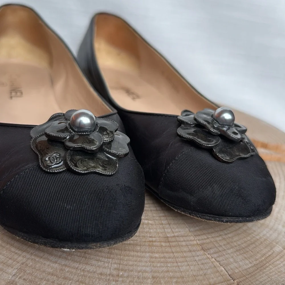 Authentic CHANEL Camellia Ballet Flats | Size 40 | Luxury Leather/Satin - Picture 3 of 13